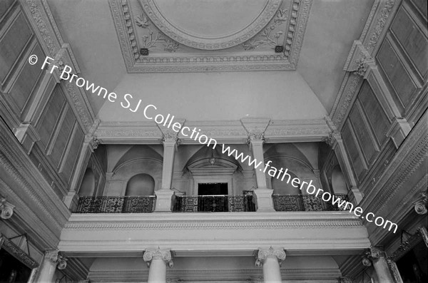 CASTLETOWN HOUSE  ENTRANCE HALL SHOWING GALLERY AND CEILING